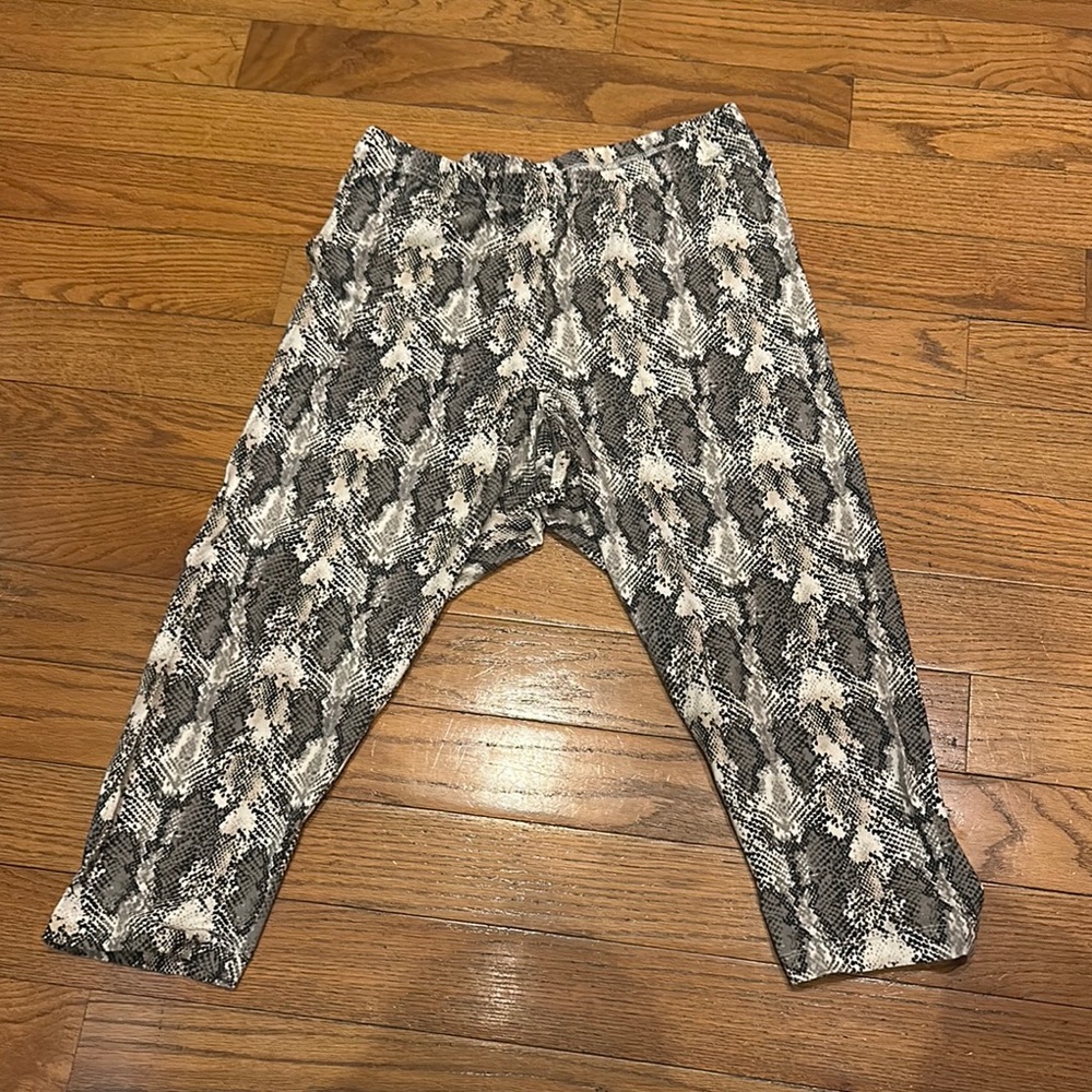 Chic Black and White Snakeskin Print Leggings from Old Navy - cropped fit